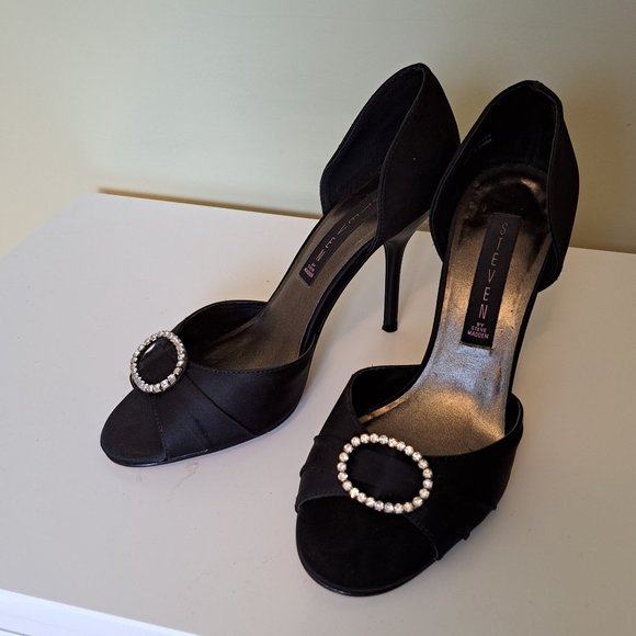 Beautiful black satin Steve Madden Heels - Picture 3 of 4